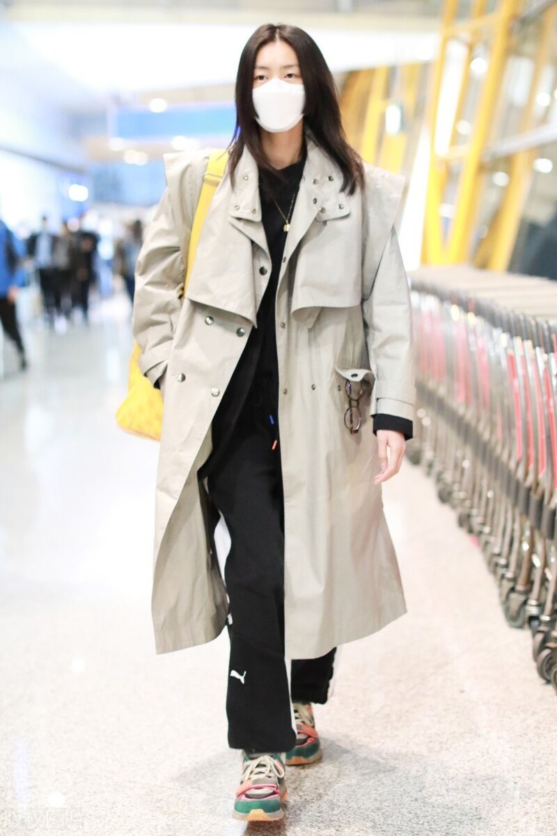 冬季女星最新机场街拍如何把基本款穿出高品位