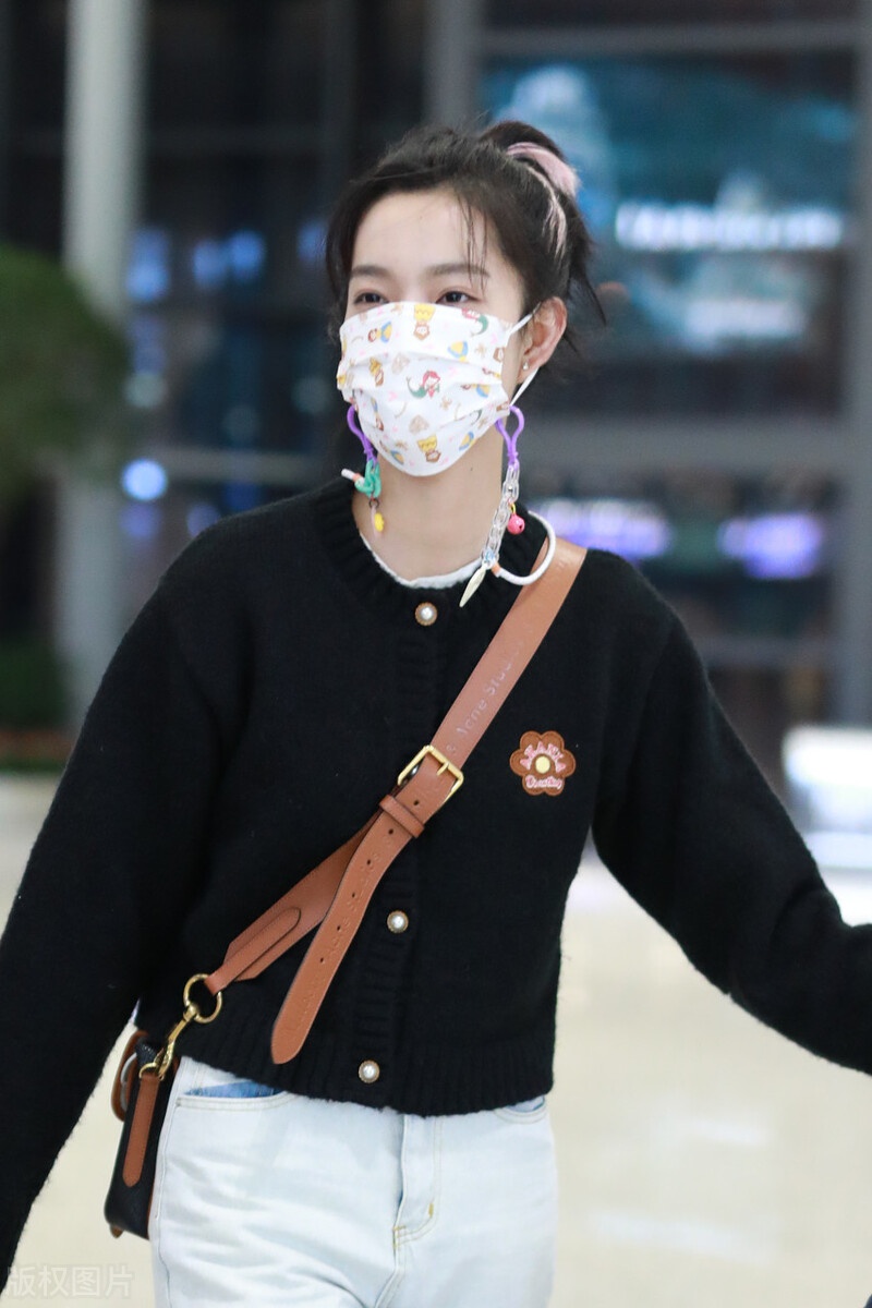 庄达菲穿黑色针织开衫搭配牛仔裤现身,扎起头发元气满满