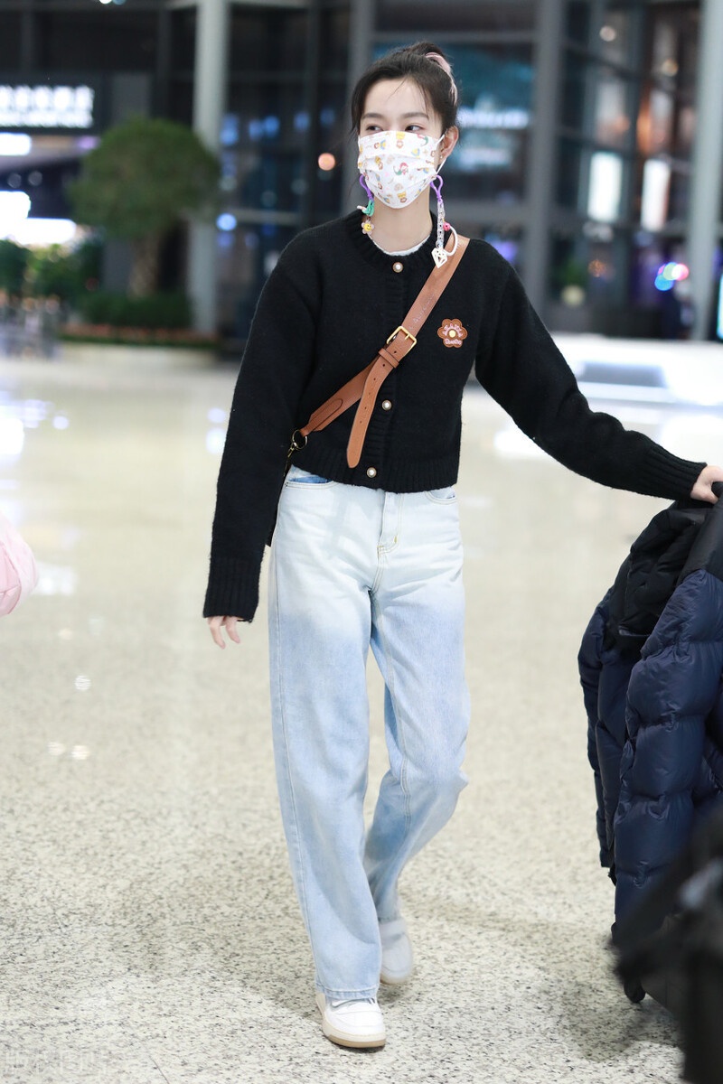 庄达菲穿黑色针织开衫搭配牛仔裤现身,扎起头发元气满满