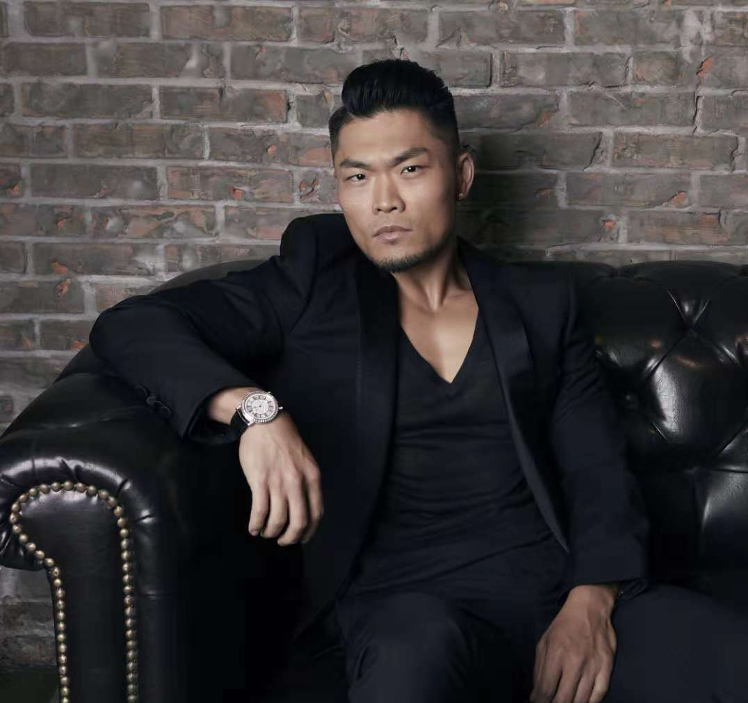 李玖哲一个成熟有魅力的男歌手,用自己的声音成功打动了很多人