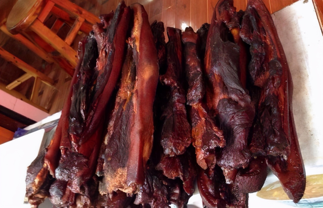 我们大家在腌制腊肉的时候,都会很清楚,腌制腊肉不可缺少的一步就是要