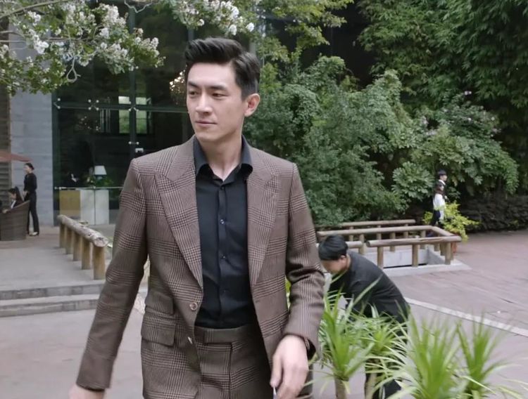 林更新饰演前缉毒警严谨,卧底贩毒集团调查陈年疑案,盖玥希饰演的女主