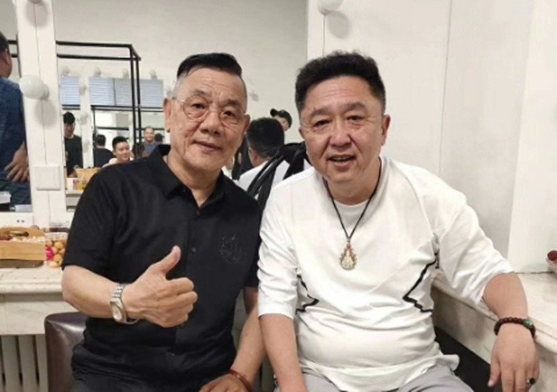 山(李立山师父高元钧是常连安的弟子),后又拜已故相声演员侯耀文为师