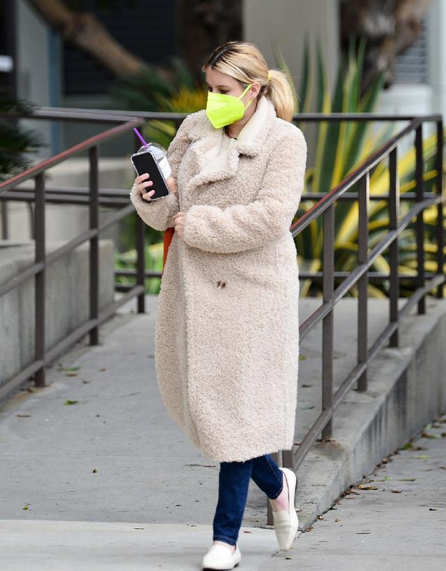 艾玛·罗伯茨穿毛呢大衣气质高贵迷人,怀孕后很有贵妇范,好美!