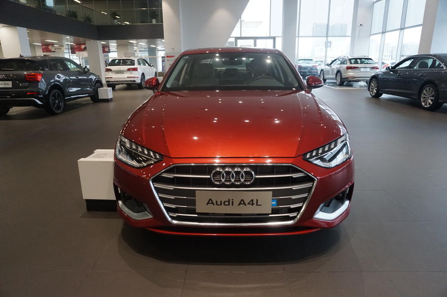 实拍2020款奥迪a4l,斗牛士红很帅气,2.0t配定速巡航