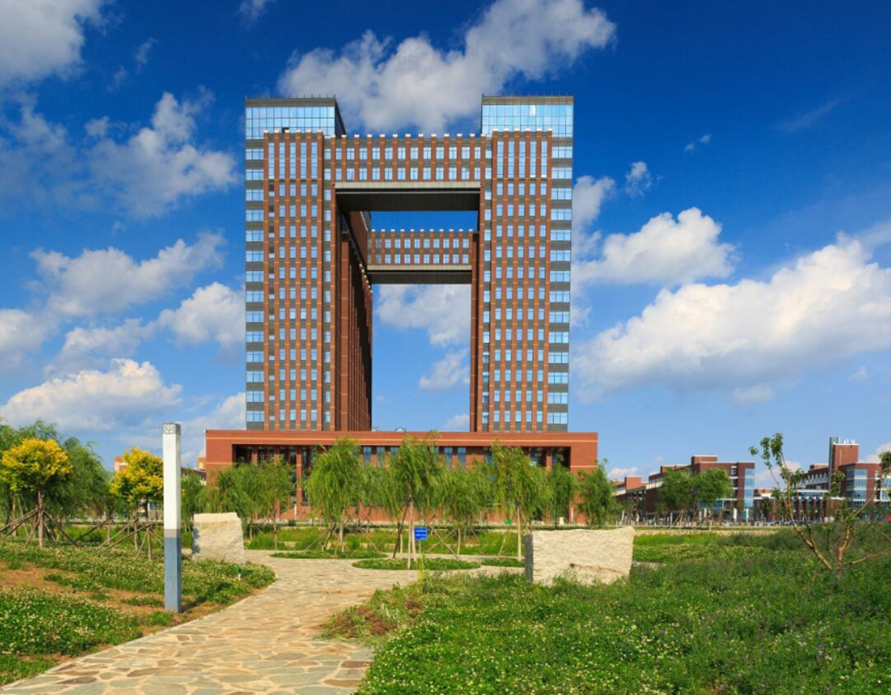 让许多人"上当受骗"的大学,校名听着像211,实则只是普通大学