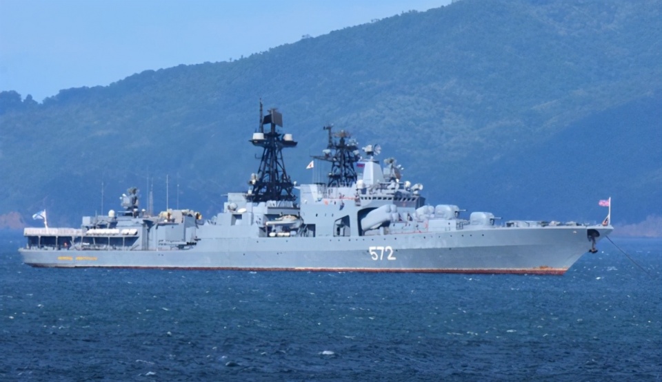 俄罗斯一句话吓跑美国驱逐舰,32岁"老兵"喊话:不离开就撞你