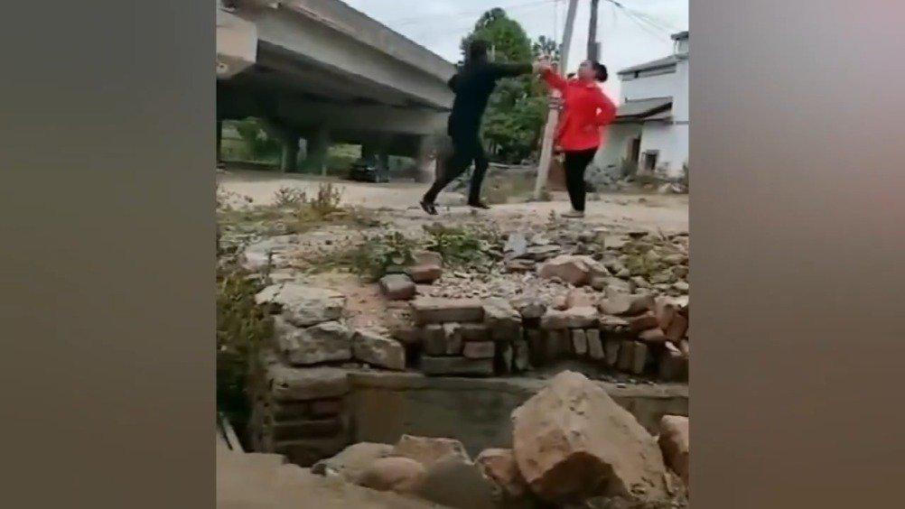 作画………… 为您推荐: 网友投稿:农村大妈用烧火棍在墙上做画