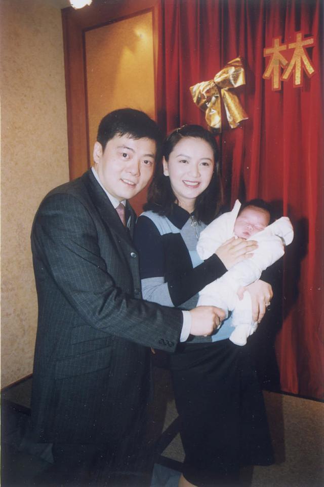 嫁给从事美发用品业务的商人林肇基,但两人在2002年离婚,曾华倩没有