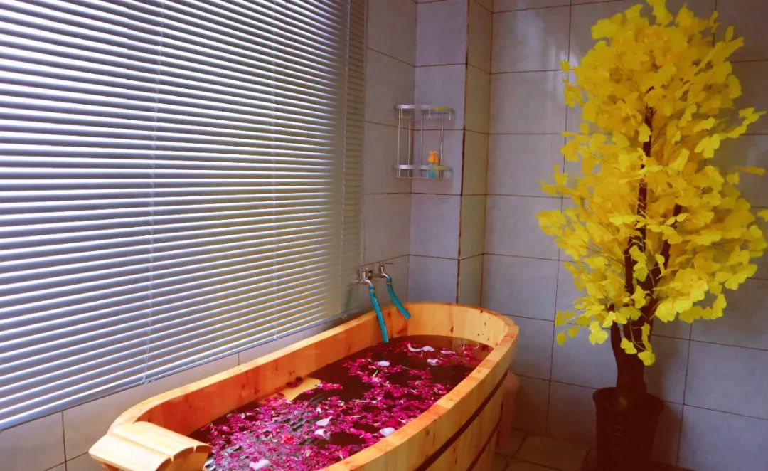 "私人定制"般的服务每个房间配备单独的木桶对皮肤病,关节炎效果显著