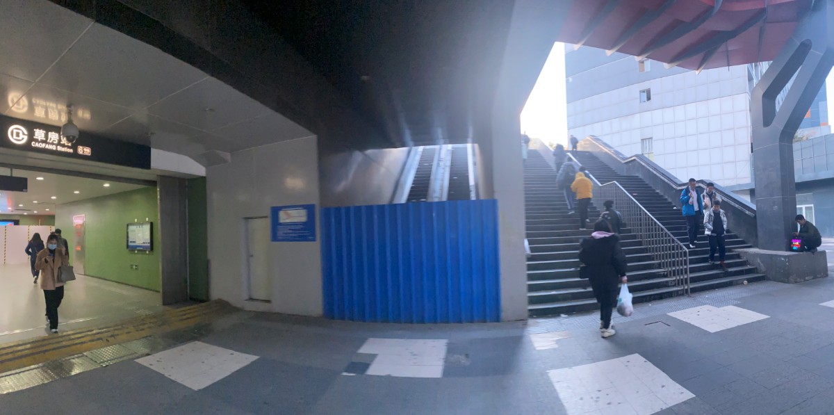 "家住附近小区的宋女士抱怨道,地铁草房站其他三个进出口扶梯均正常