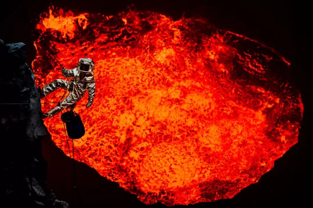 图为当代科学家身穿特制防火服探访火山熔岩湖