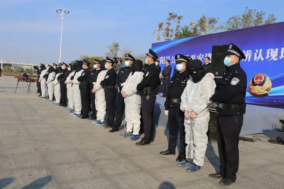 利剑出击严打犯罪丨安阳县警方押解8名犯罪嫌疑人公开辨认现场