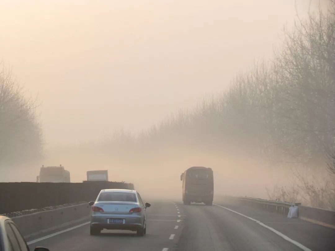 秋冬季节,正是团雾多发季,团雾又被称作交通安全的"隐形杀手",指的是