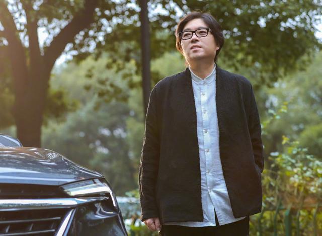 51岁高晓松瘦身成功,26天减重26斤,穿黑色开衫像换了个人