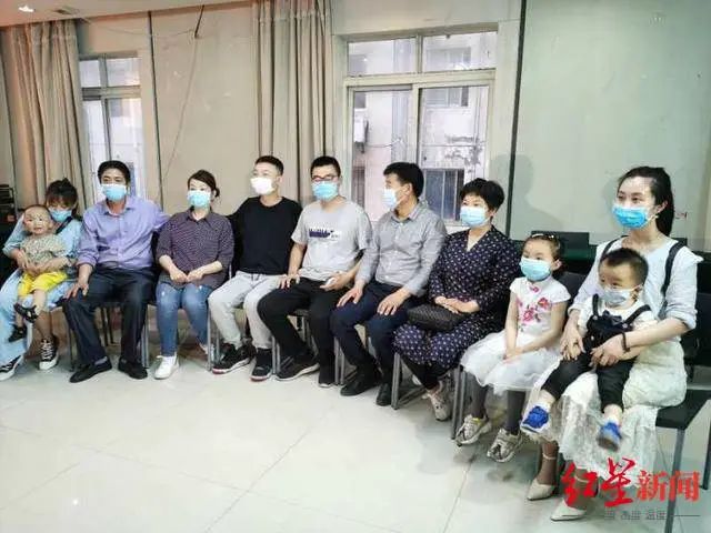 ↑“错换人生28年”的两家人跨省认亲图据澎湃新闻