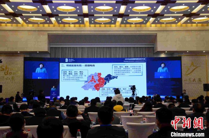 会上，山东省商务厅副厅长吕伟发布了《山东省跨境电子商务等新业态提升发展三年行动计划》。　孙婷婷 摄