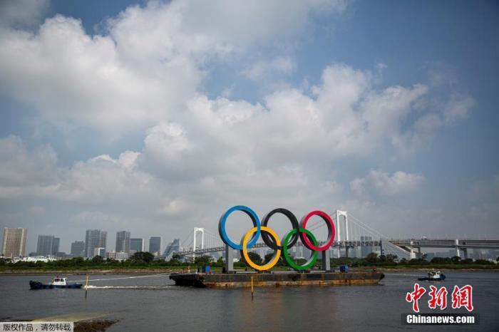 当地时间8月6日，日本东京御台场海滨公园的巨型奥运五环暂时被拆除回厂进行维修。