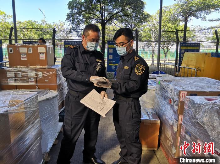 广州白云机场海关关员对进口危险化学品外包装进行查验 于蕊 摄