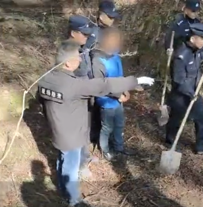 警方带嫌疑人石某指认埋尸现场。