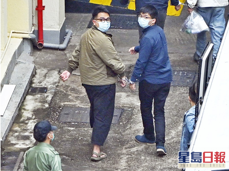 黄之锋（右）及林朗彦还押监房。（图源：香港《星岛日报》）