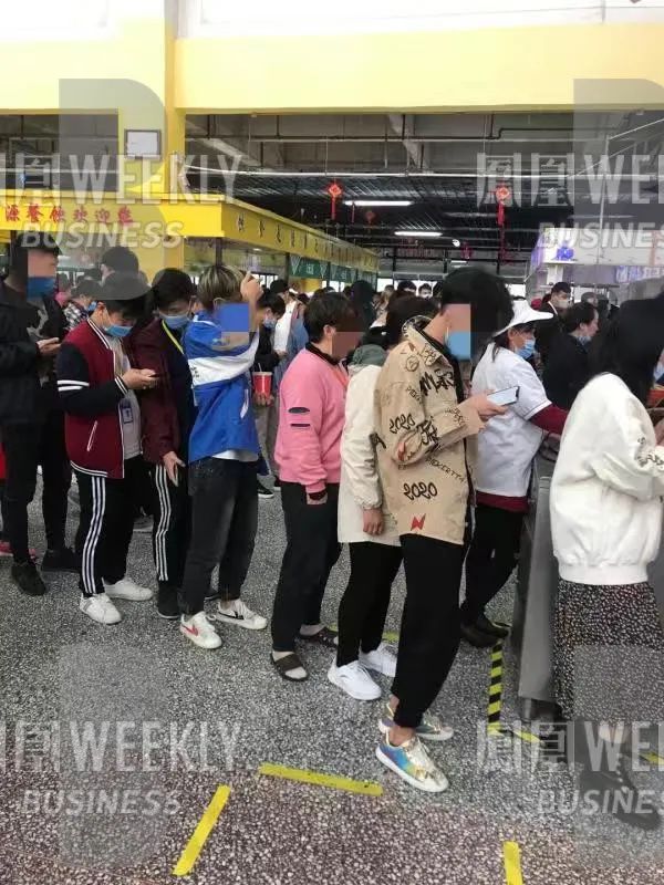 富士康底层“打工人”生存实录：想加班？先请领导吃饭、洗脚