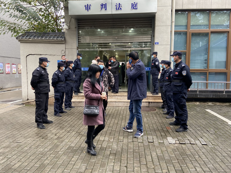　　左德刚的妻子张玉侠（穿大衣者）走出法院。澎湃新闻记者王鑫 图