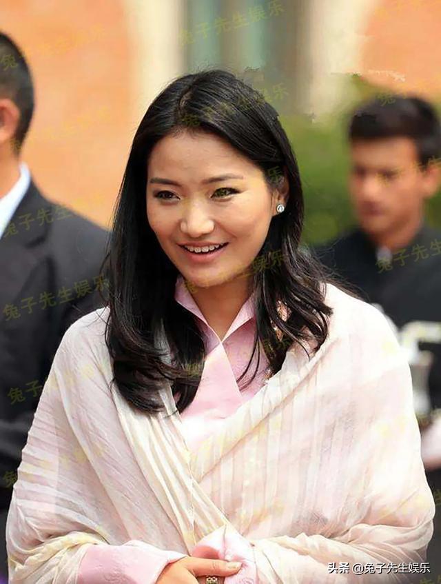 30岁不丹王后放松警惕,默许国王搂她小腰,夫妻终于和好如初