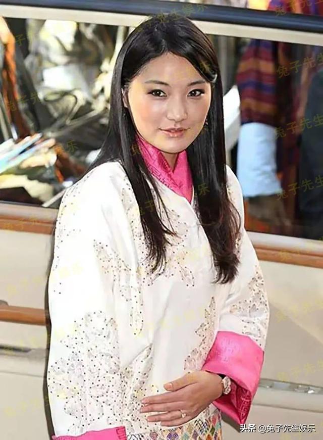 30岁不丹王后放松警惕,默许国王搂她小腰,夫妻终于和好如初