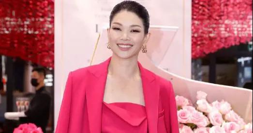“丑模”吕燕真的不丑,一身玫红色打扮高端大气,国际脸气场开挂|吕燕_新浪新闻