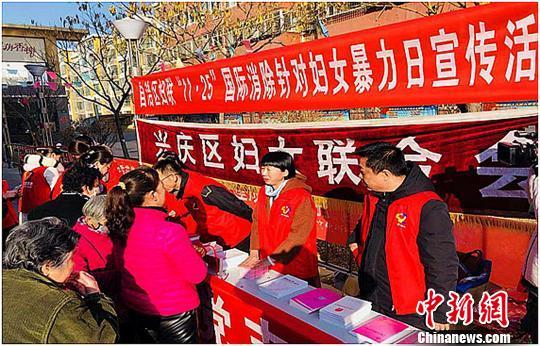 资料图：宁夏银川“反对家庭暴力构建和谐家园”主题宣传活动现场，志愿者为市民讲解反家暴相关知识。　李佩珊 摄