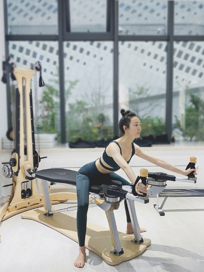 王鸥穿紧身衣健身,做负角度倒立动作,背部没挤出一丝赘肉