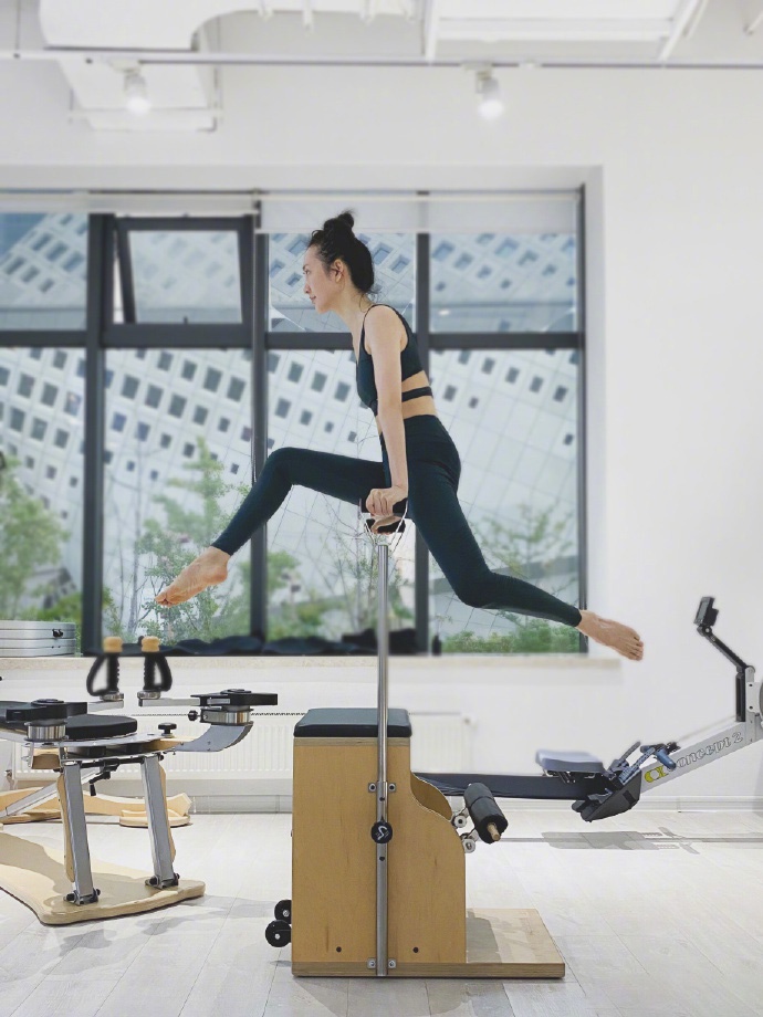 王鸥穿紧身衣健身,做负角度倒立动作,背部没挤出一丝赘肉