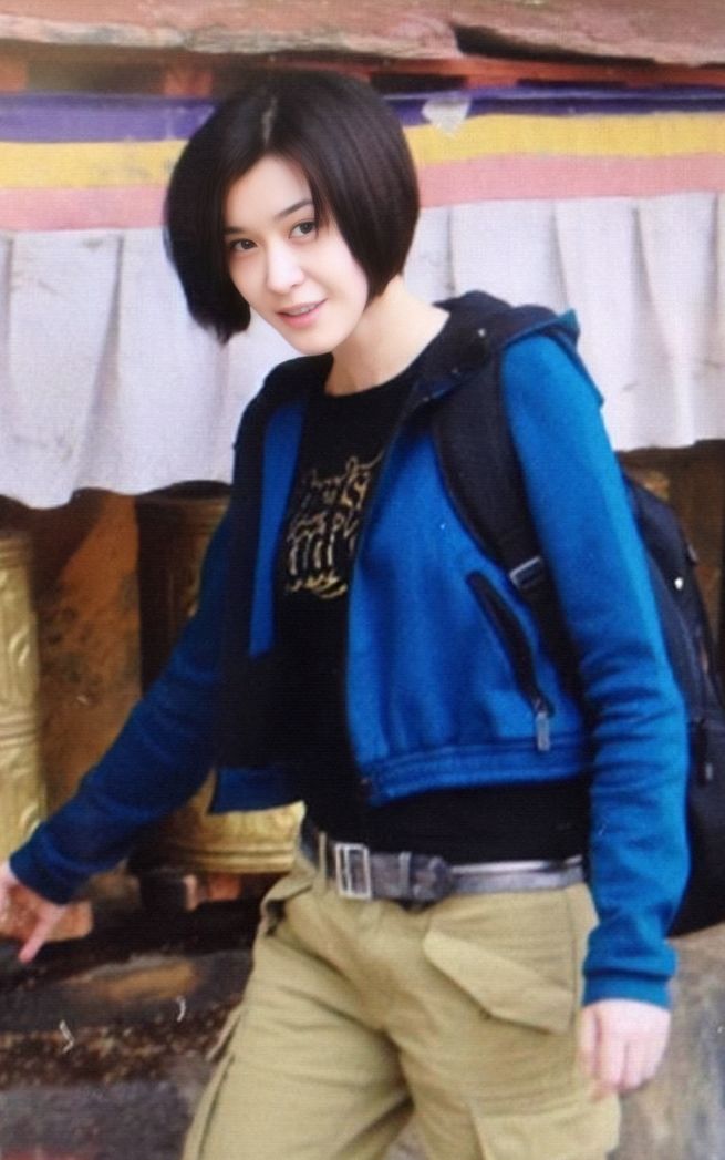 童年男神黄海冰的娇妻不是混血却有种异域感穿上民族风红裙美