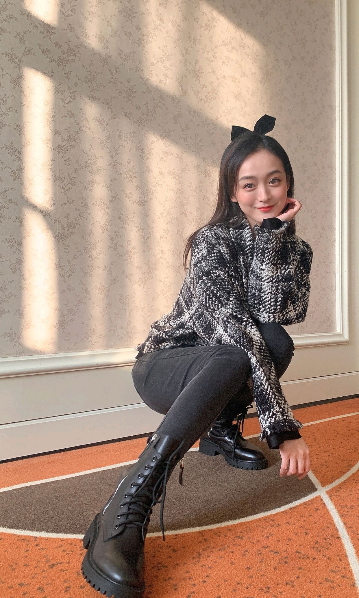 又被何泓姗给美到了格纹外套配牛仔裤利落霸气简约随性有魅力