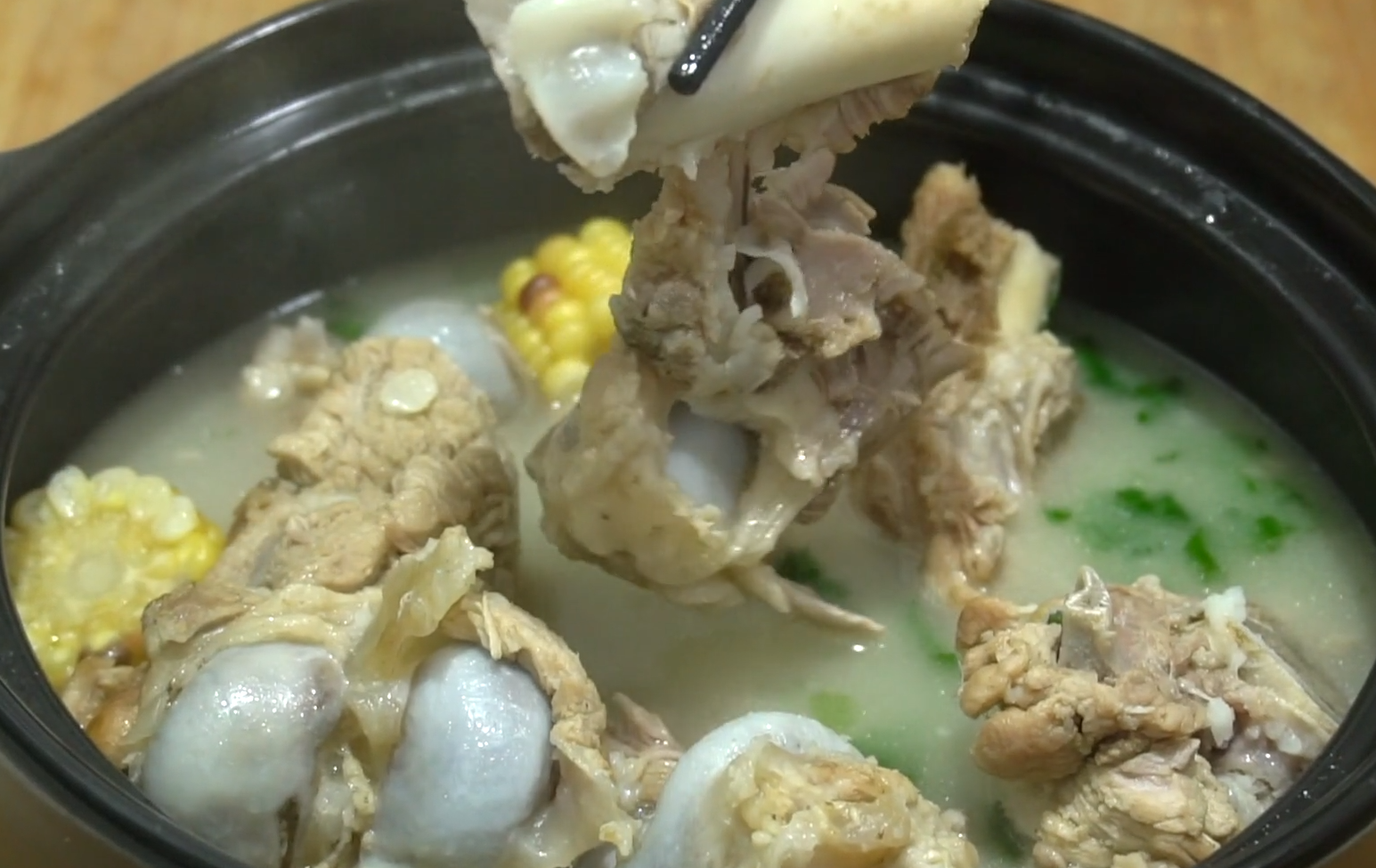 冬天真馋这锅大骨汤,香浓洁白,原汁原味,一人一碗营养又暖身