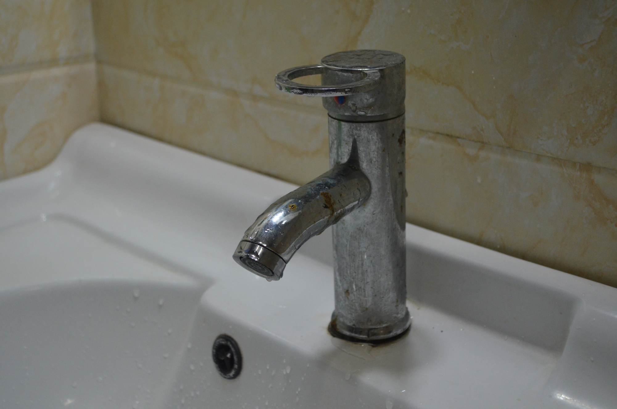 卫生间的水龙头出水越来越小怎么办?维修师傅教你一分钱不花修好