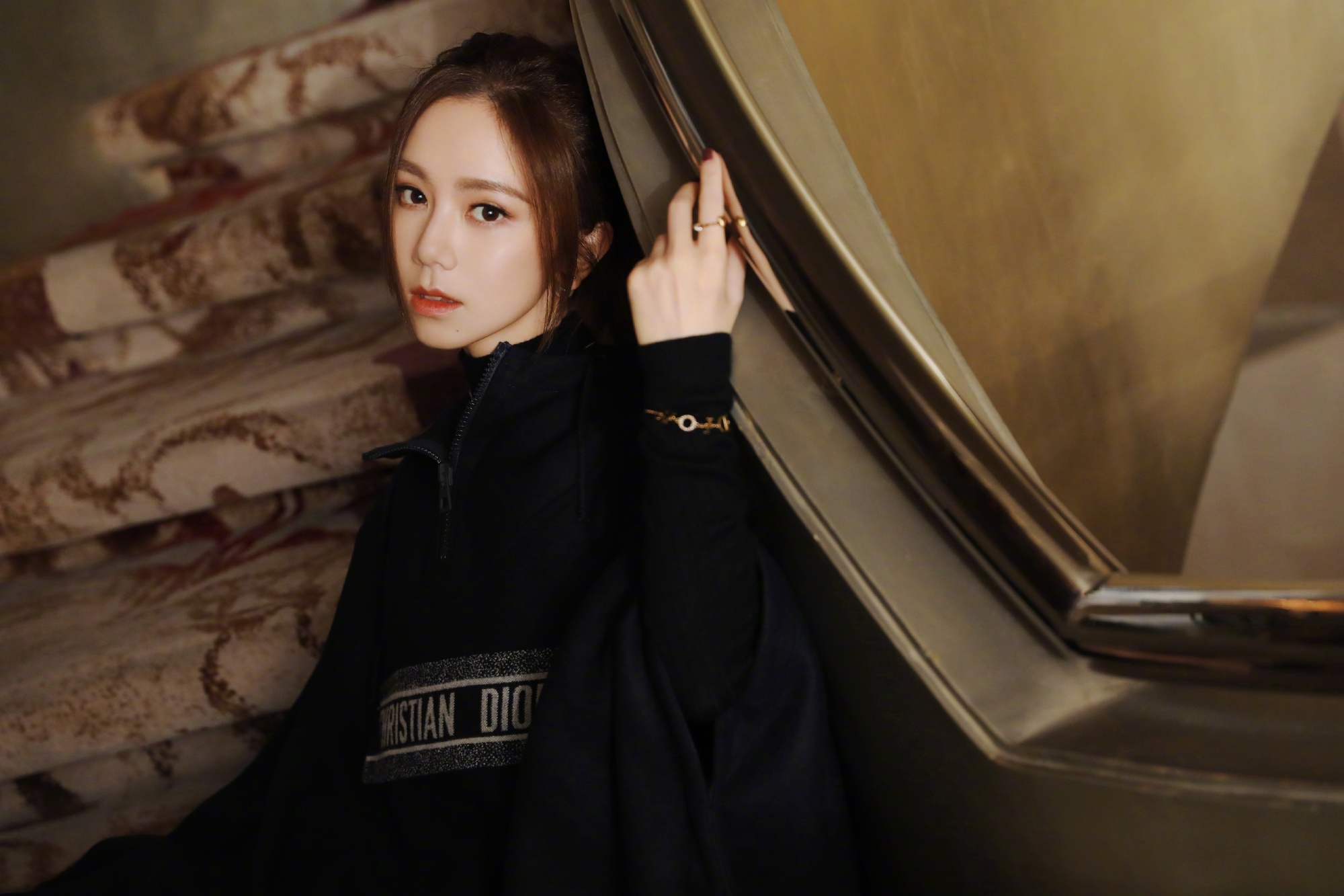 邓紫棋终于不穿皮裤,黑色斗篷连衣裙摩登复古,优雅精致太有品位