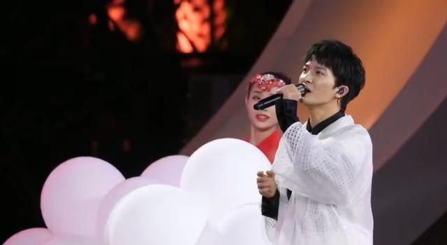 周深身高比小陀螺高4厘米无奈用情商混迹综艺圈