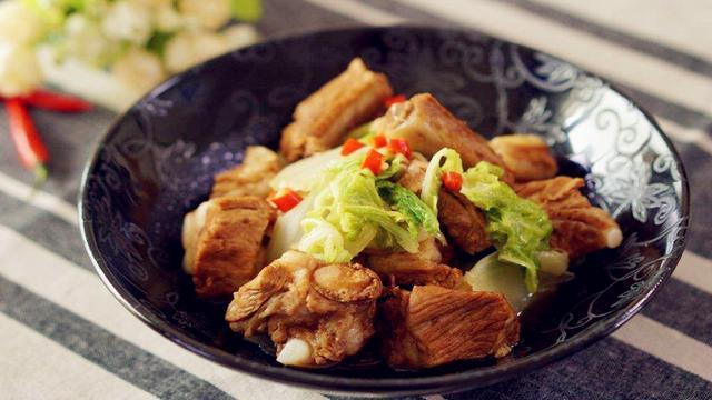 美食湖南经典家常菜排骨炖白菜清甜爽口味美鲜香扑面来