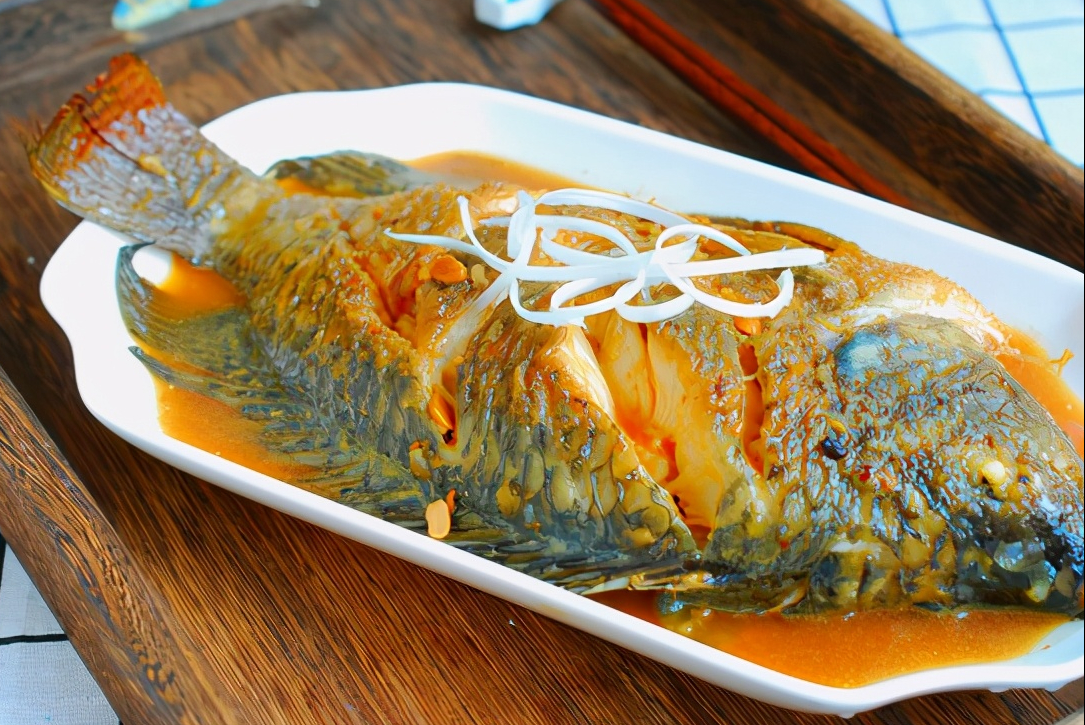 大厨教你酱焖罗非鱼做法,上桌个个都爱吃,做法简单易学,真香