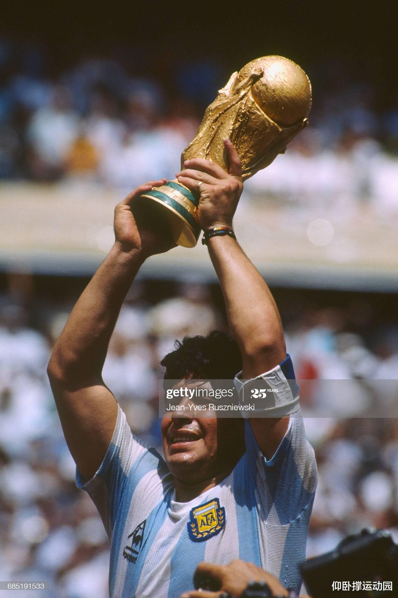 马拉多纳30张经典照片,贝利c罗梅西都曾与球王同框|艾马尔|马拉多纳