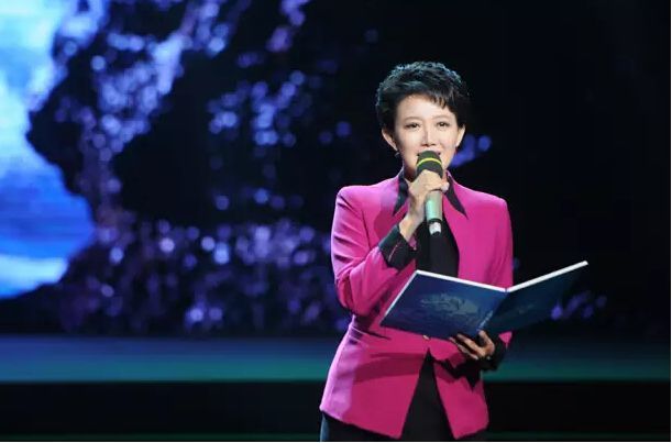 主持22年从不浓妆艳抹,如今45岁还单身|新闻30分|梁艳|央视主持人