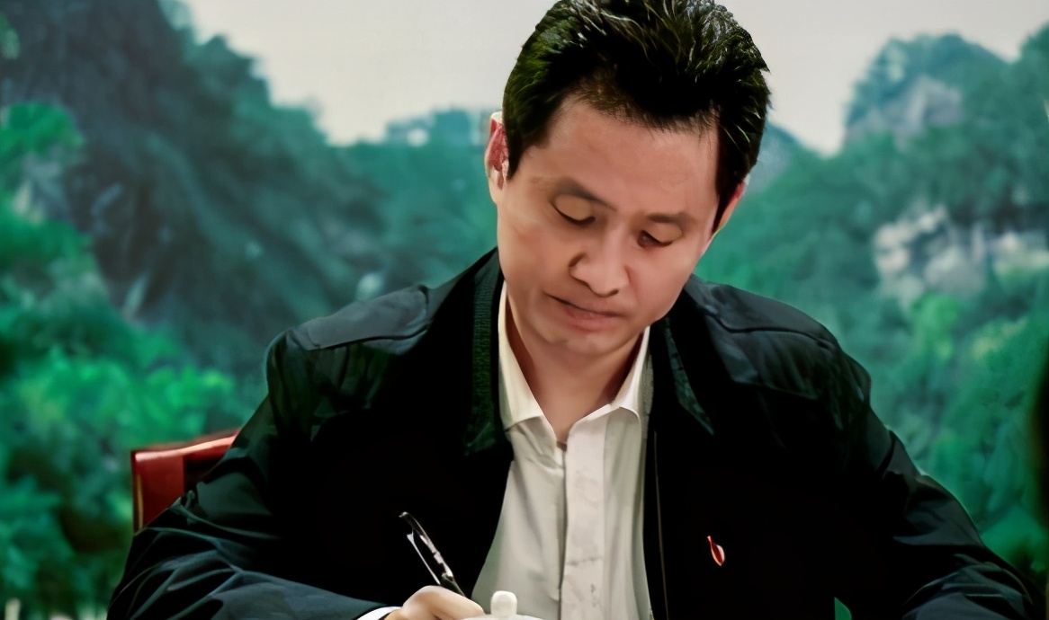 他是国家一级演员,曾饰演新中国伟人,娶小11岁妻子万事顺遂|郭广平