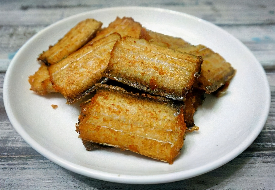 一些家庭可能经常做得吃,它是一道特别普通的家常菜,不过要想将炸带鱼
