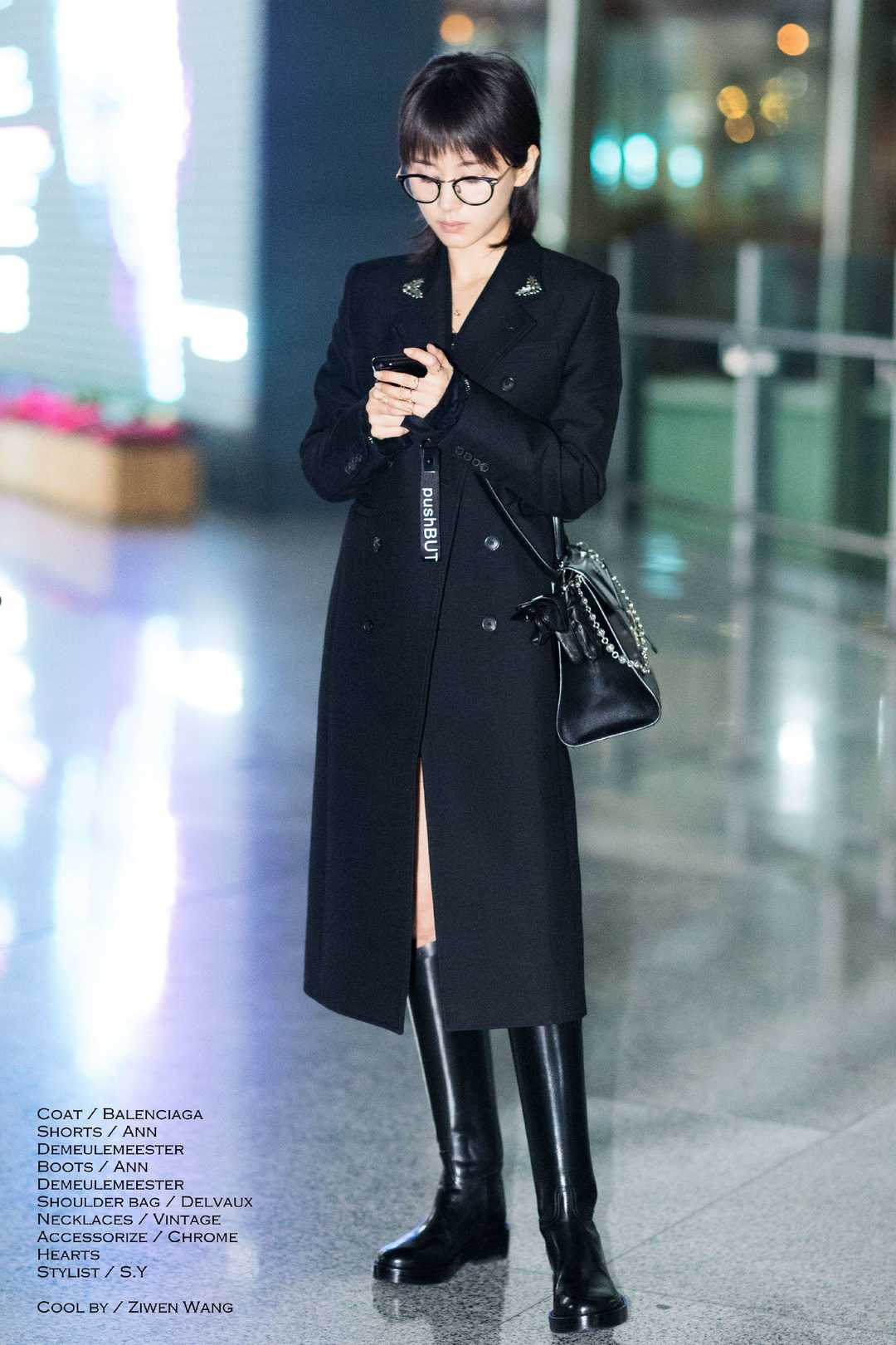 王子文又现"简约式"穿搭,黑色大衣配中筒靴,高级大气又显气质