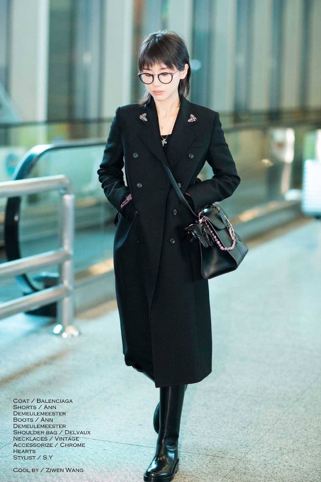 王子文又现"简约式"穿搭,黑色大衣配中筒靴,高级大气又显气质