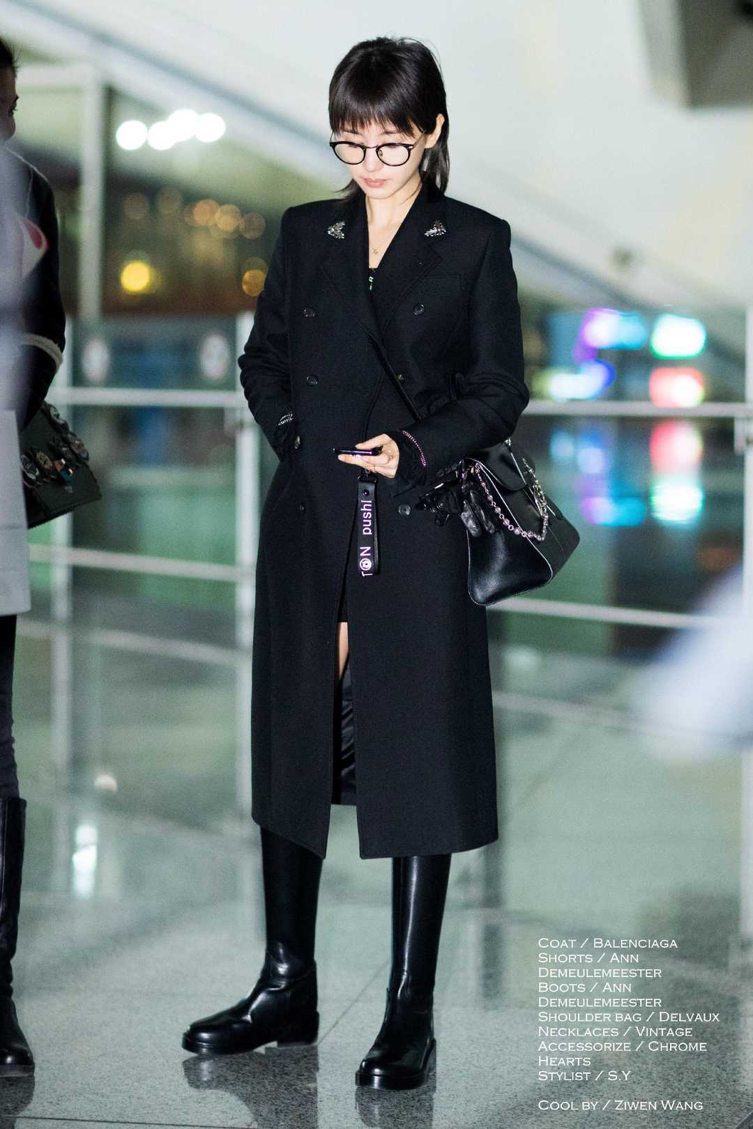 王子文又现"简约式"穿搭,黑色大衣配中筒靴,高级大气又显气质