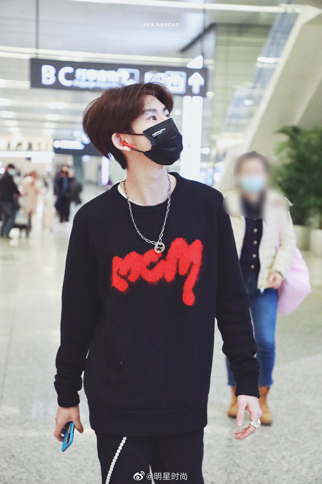小鬼王琳凯最新机场照,黑色毛衣搭配黑色长裤