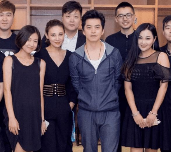 难怪李健结婚多年从不晒老婆,看到两人合照后,网友:换我也不晒